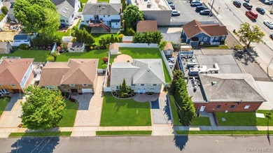 Charming Split-Level Gem in South Wantagh tucked away on a quiet - photo 2
