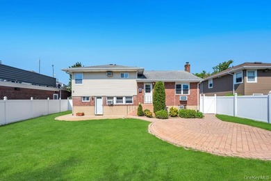 Charming Split-Level Gem in South Wantagh tucked away on a quiet - photo 3