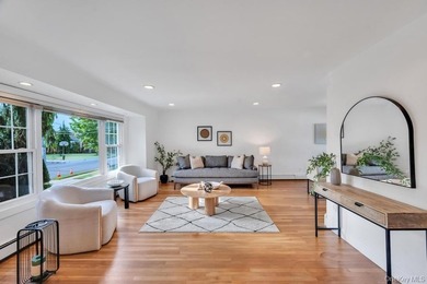 Charming Split-Level Gem in South Wantagh tucked away on a quiet - photo 4