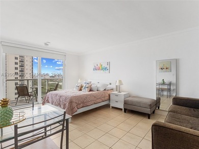 Oceanfront studio with private BALCONY in Sunny Isles Beach - photo 9