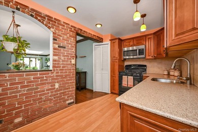 Bright, Sun-Filled Semi-Detached Colonial in Prime Northwest - photo 9