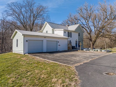 CLASSIC FARMHOUSE MEETS MODERN LIVING in this 3 bedroom 2 bath - photo 5