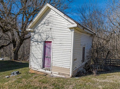 CLASSIC FARMHOUSE MEETS MODERN LIVING in this 3 bedroom 2 bath - photo 7