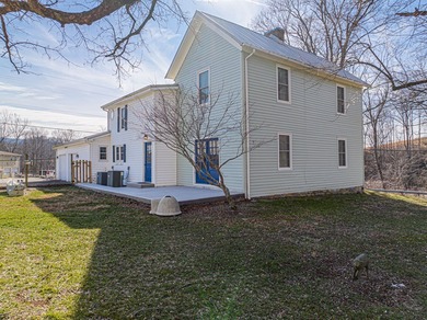 CLASSIC FARMHOUSE MEETS MODERN LIVING in this 3 bedroom 2 bath - photo 8