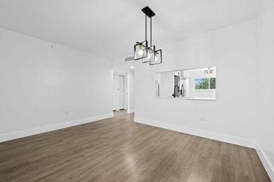 Beautifully remodeled 2/2 condo spanning 1352 sq ft, this unit - photo 14