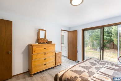 Charming and well-maintained home featuring 2 bedrooms and 2 - photo 14