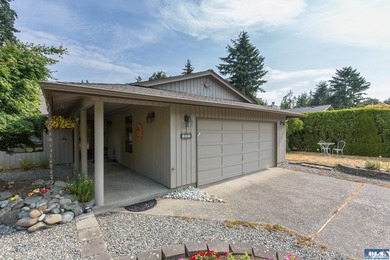 Charming and well-maintained home featuring 2 bedrooms and 2 - photo 22