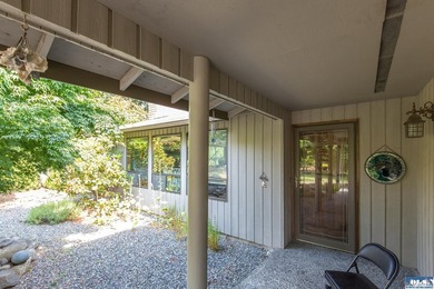 Charming and well-maintained home featuring 2 bedrooms and 2 - photo 30