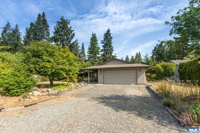 Charming and well-maintained home featuring 2 bedrooms and 2 - photo 31