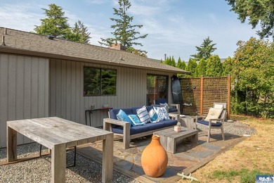Charming and well-maintained home featuring 2 bedrooms and 2 - photo 33