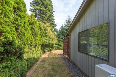 Charming and well-maintained home featuring 2 bedrooms and 2 - photo 35