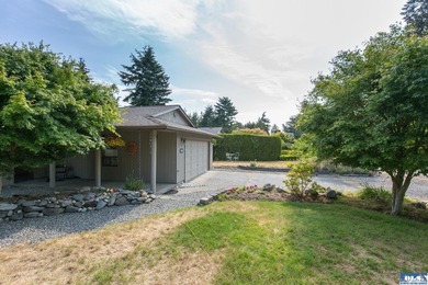 Charming and well-maintained home featuring 2 bedrooms and 2 - photo 36