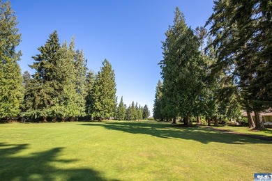 Charming and well-maintained home featuring 2 bedrooms and 2 - photo 38