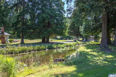 Charming and well-maintained home featuring 2 bedrooms and 2 - photo 44