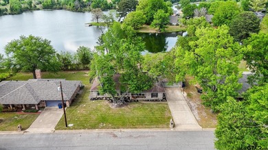 Tucked into one of Mineola's most convenient locations, this - photo 1