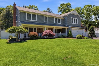 Beautifully renovated & expanded Colonial offering the perfect - photo 1