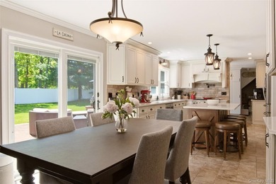 Beautifully renovated & expanded Colonial offering the perfect - photo 2