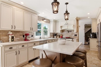 Beautifully renovated & expanded Colonial offering the perfect - photo 3