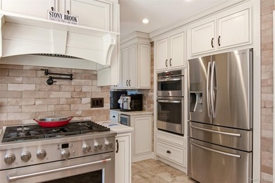 Beautifully renovated & expanded Colonial offering the perfect - photo 4