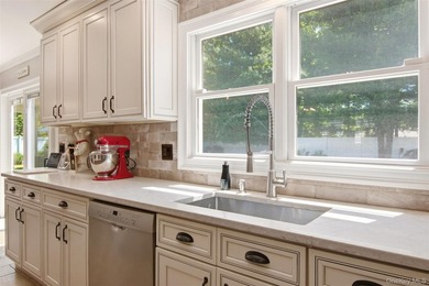 Beautifully renovated & expanded Colonial offering the perfect - photo 7