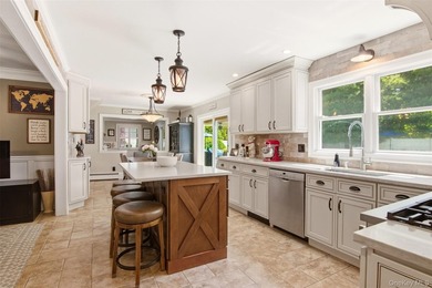 Beautifully renovated & expanded Colonial offering the perfect - photo 8