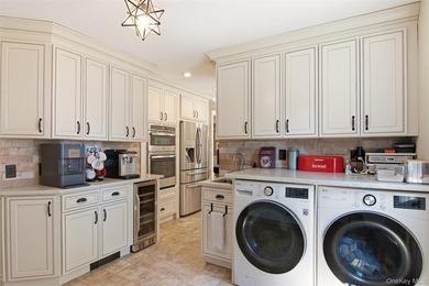 Beautifully renovated & expanded Colonial offering the perfect - photo 9