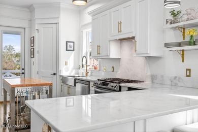 Beautiful custom-built coastal cottage just a short walk to the - photo 11