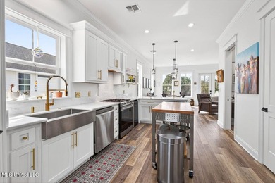Beautiful custom-built coastal cottage just a short walk to the - photo 12