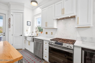 Beautiful custom-built coastal cottage just a short walk to the - photo 13