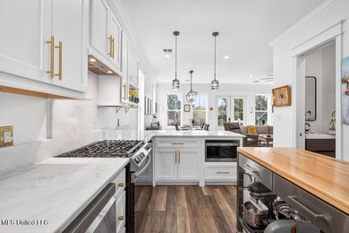 Beautiful custom-built coastal cottage just a short walk to the - photo 14