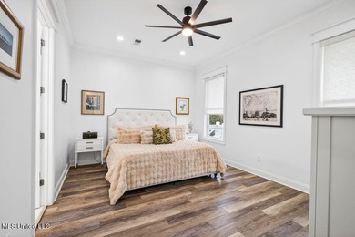 Beautiful custom-built coastal cottage just a short walk to the - photo 16