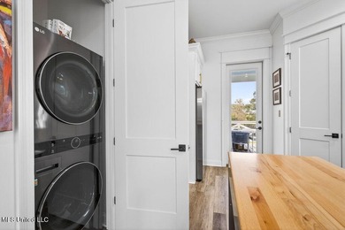 Beautiful custom-built coastal cottage just a short walk to the - photo 27