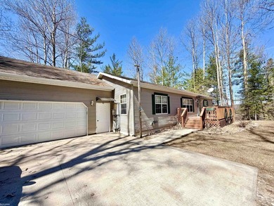 Lakefront beauty! This home has been well maintained and it - photo 2