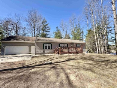 Lakefront beauty! This home has been well maintained and it - photo 4