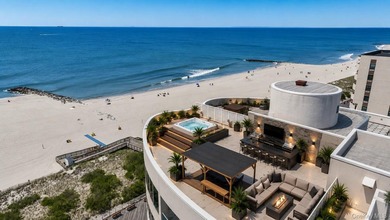 Experience penthouse living at its finest in one of Long Beach's - photo 2