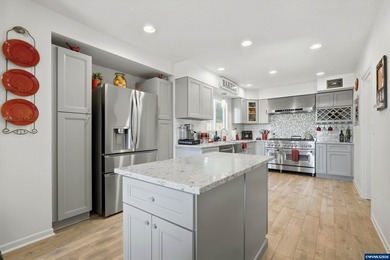 Privacy, views, and interior space come together on this - photo 11