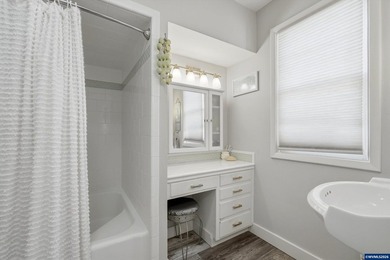 Privacy, views, and interior space come together on this - photo 18