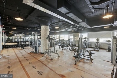Welcome to the Grandview Condominium! This is one of Chinatown's - photo 27