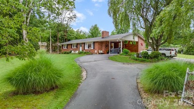 Enjoy the best of one-level living in this beautifully - photo 2