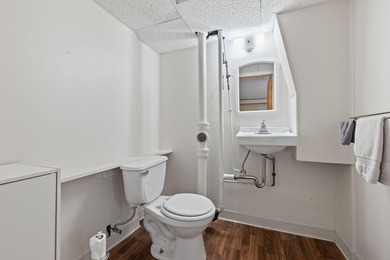 Charming and well-maintained 1,024sqft 3-bedroom, 2.5-bath ranch - photo 17