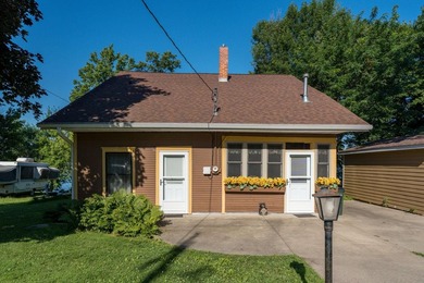 Welcome to this charming seasonal cabin on beautiful Lake - photo 1