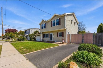 Welcome to this beautiful Colonial located at 1433 Manatuck Blvd - photo 28