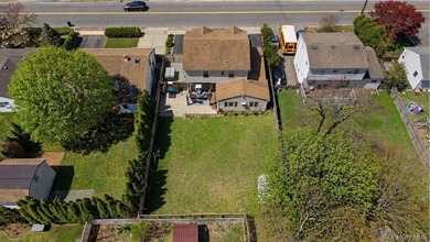 Welcome to this beautiful Colonial located at 1433 Manatuck Blvd - photo 32