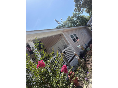 Bright and roomy 3BR/2BA cottage, fully furnished, is located - photo 2