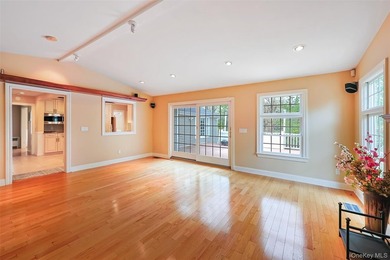 Welcome to this beautiful expanded colonial house, located in a - photo 7