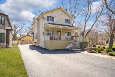 (private lake, pond, creek) Home For Sale in Lombard Illinois