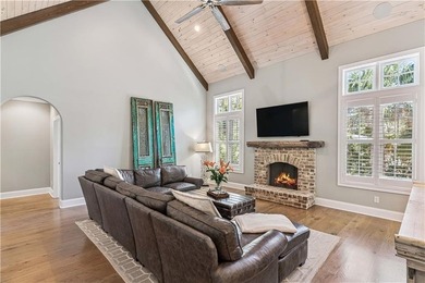 Welcome to 306 Broadway, an exceptional Southend retreat ideally - photo 11