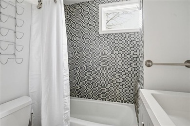 Private first-floor residence in the rear building at 48 1/2 - photo 22