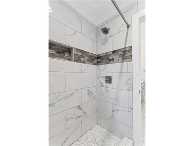 Welcome to 306 Broadway, an exceptional Southend retreat ideally - photo 34