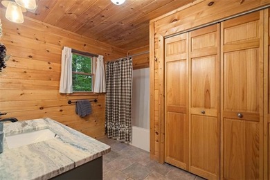 A peaceful lakeside escape awaits in this charming mountain - photo 13